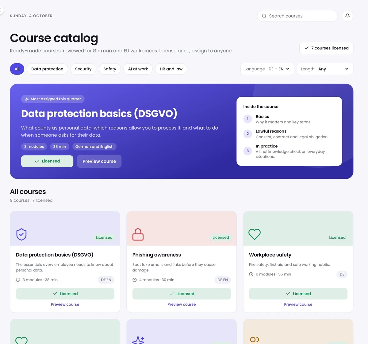 The Schultask course catalog: a featured course and a grid of ready-made courses to license